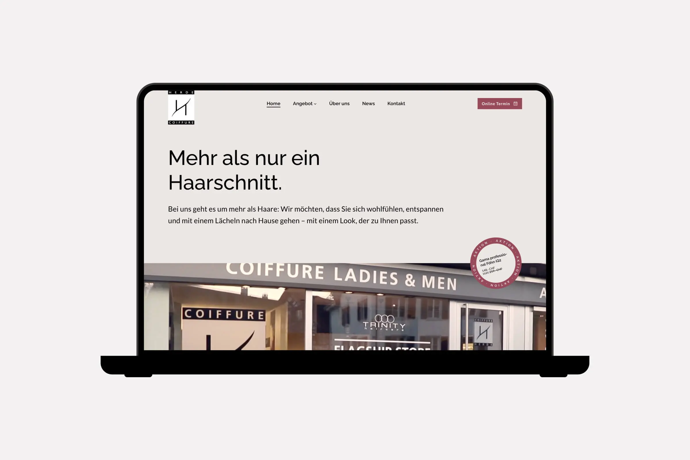 Laptop-Mockup mit der Startseite der Website von Coiffure Herde