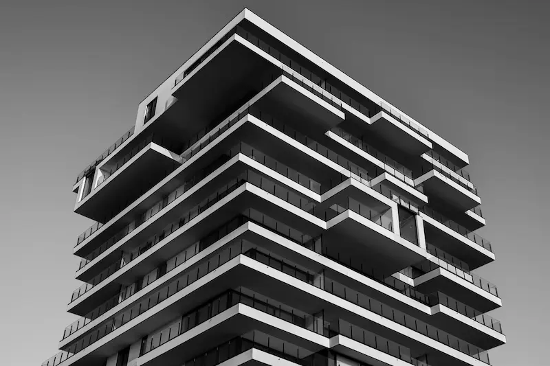 Moderne Architektur eines mehrstöckigen Wohngebäudes mit versetzten Balkonen