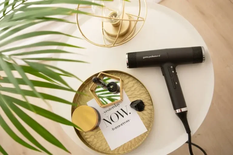 Haartrockner und Stylingprodukte auf einem Tisch
