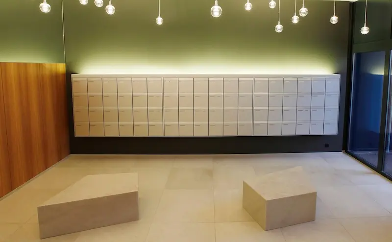 Moderner Eingangsbereich eines Wohngebäudes mit Briefkastenanlage